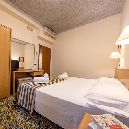 Hotel Giardinetto Desenzano del Garda Bagian luar foto