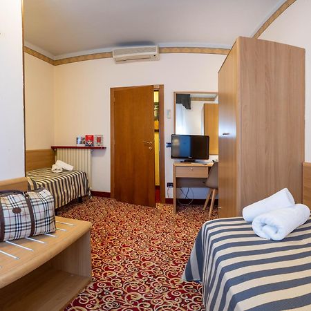 Hotel Giardinetto Desenzano del Garda Bagian luar foto
