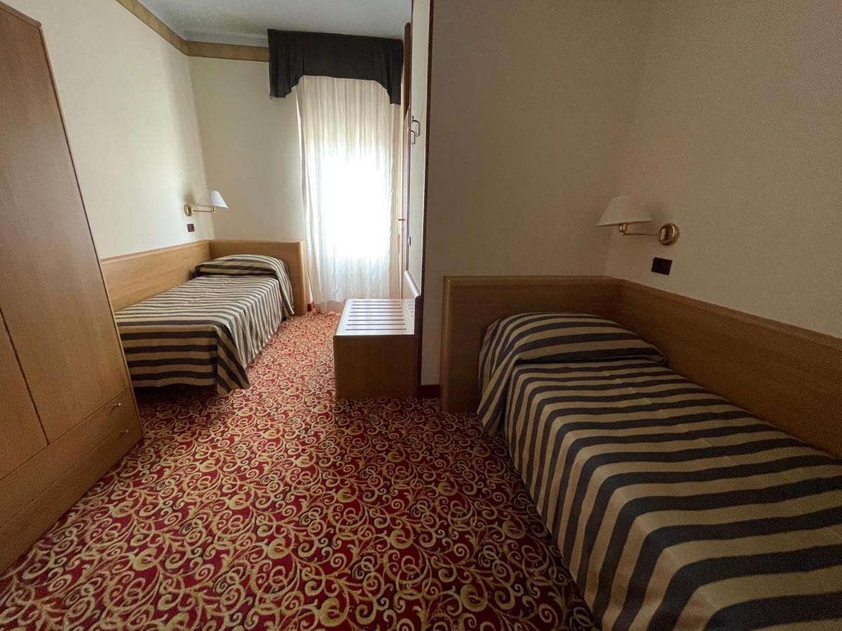 Hotel Giardinetto Desenzano del Garda Bagian luar foto
