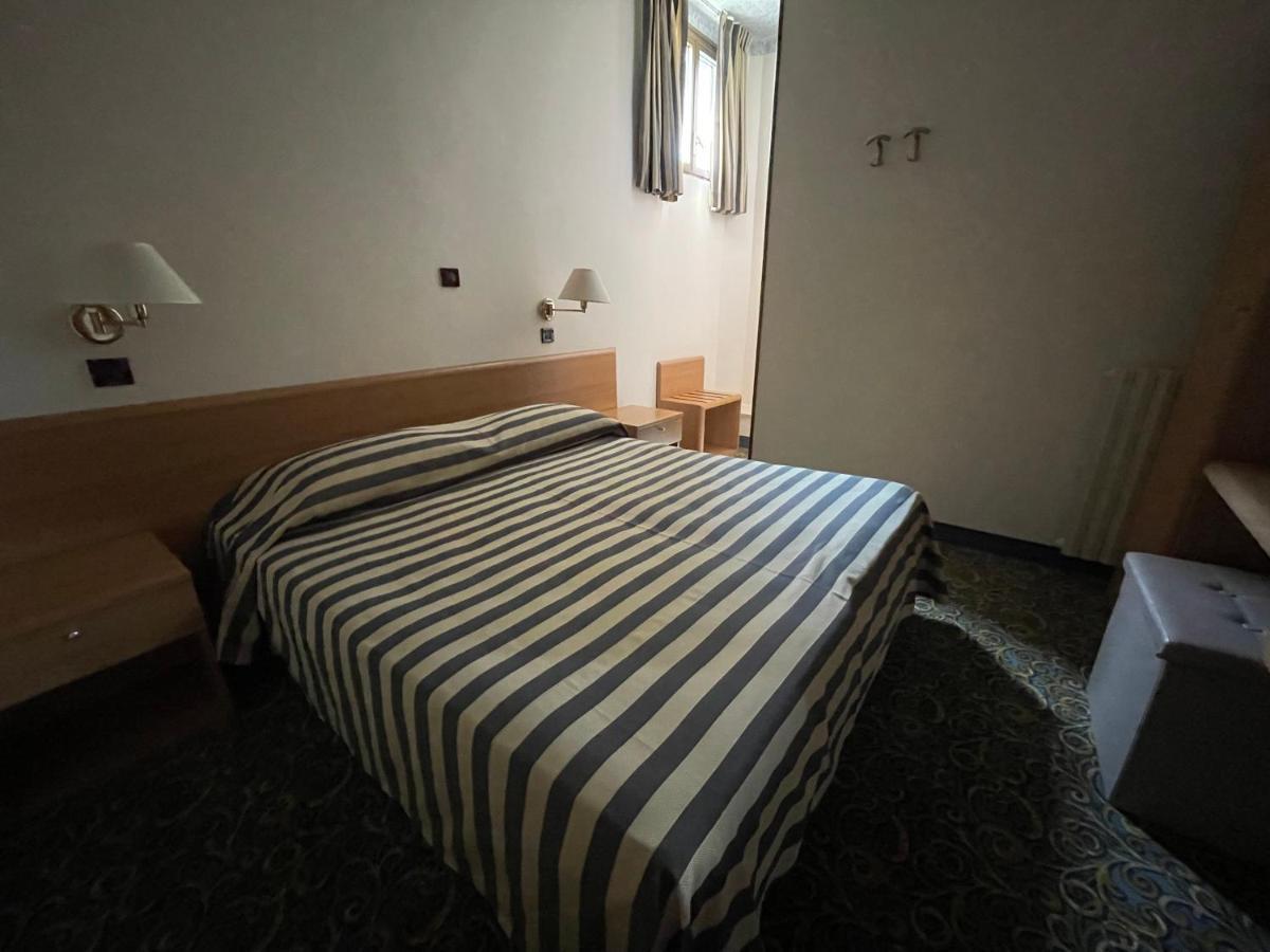 Hotel Giardinetto Desenzano del Garda Bagian luar foto