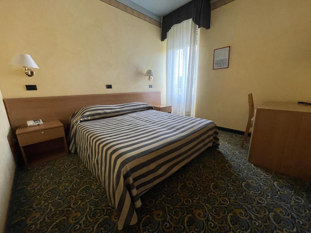 Hotel Giardinetto Desenzano del Garda Bagian luar foto
