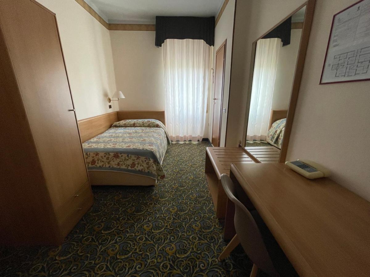 Hotel Giardinetto Desenzano del Garda Bagian luar foto
