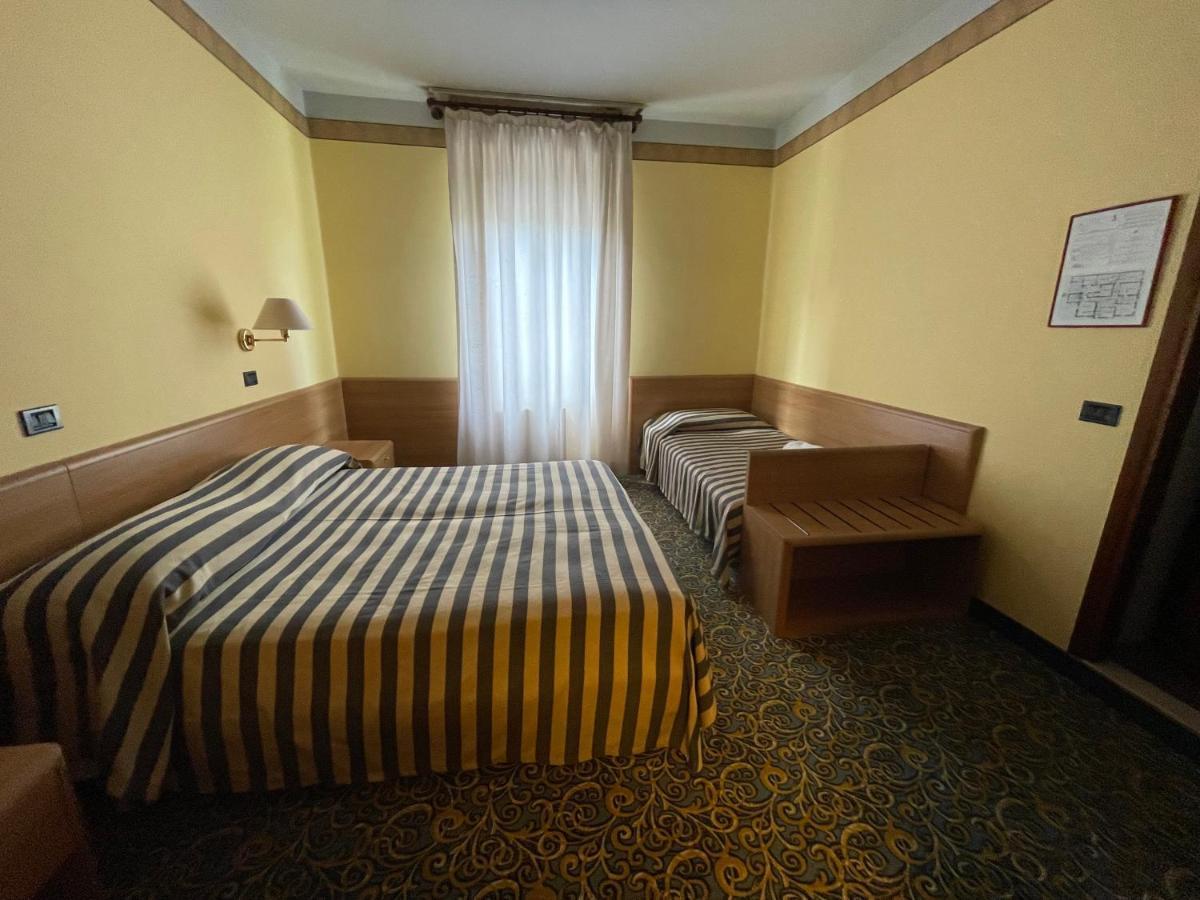 Hotel Giardinetto Desenzano del Garda Bagian luar foto