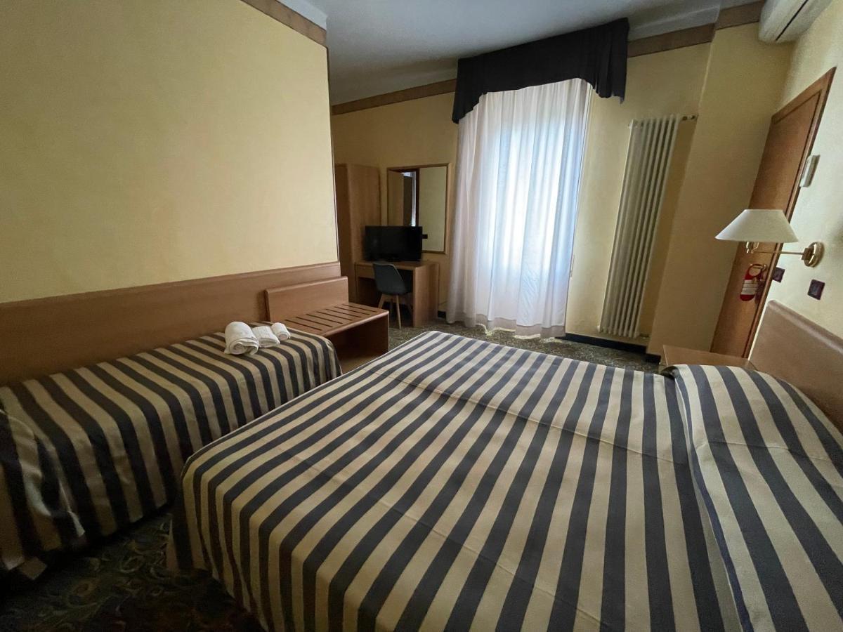 Hotel Giardinetto Desenzano del Garda Bagian luar foto