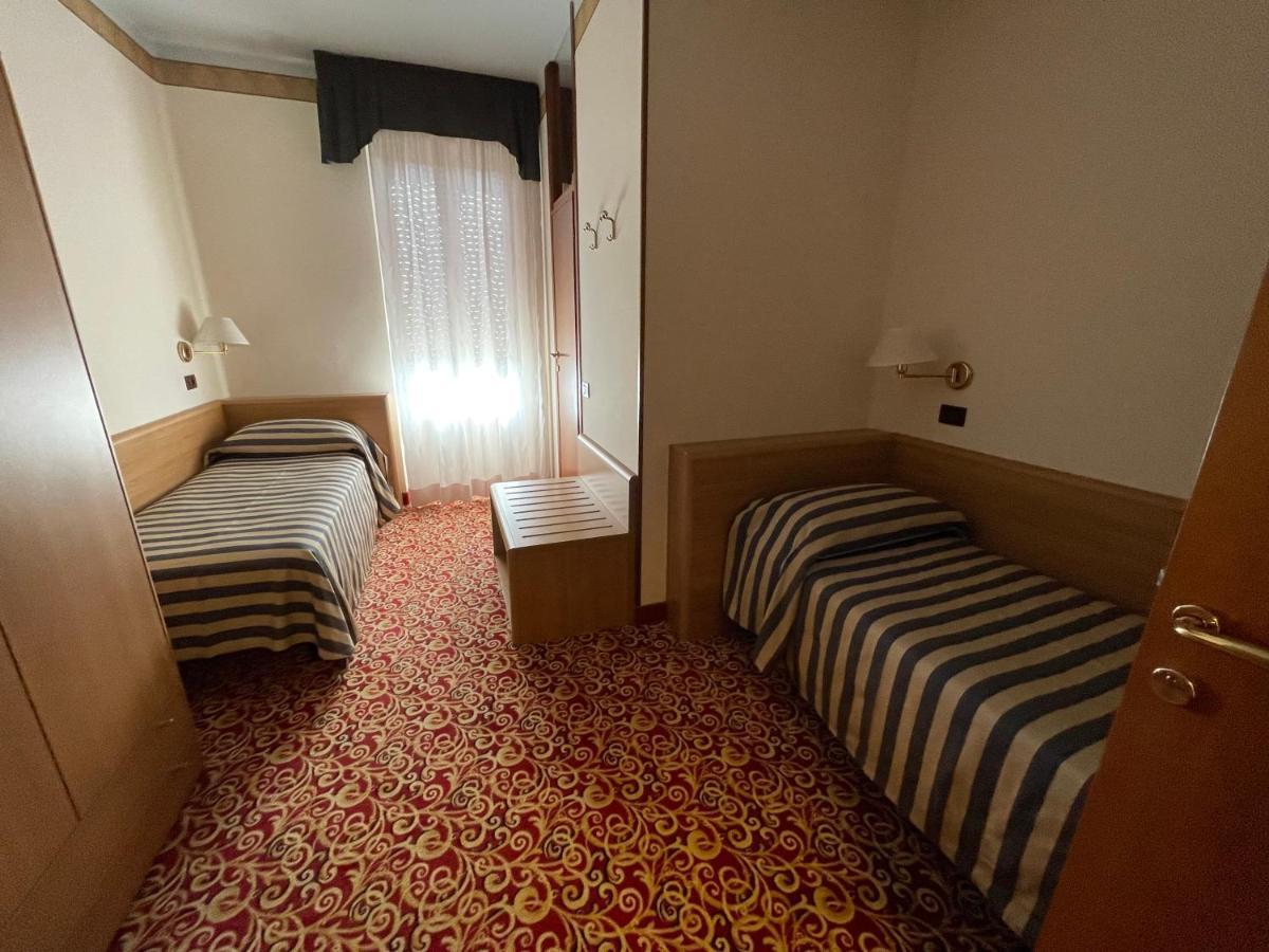 Hotel Giardinetto Desenzano del Garda Bagian luar foto