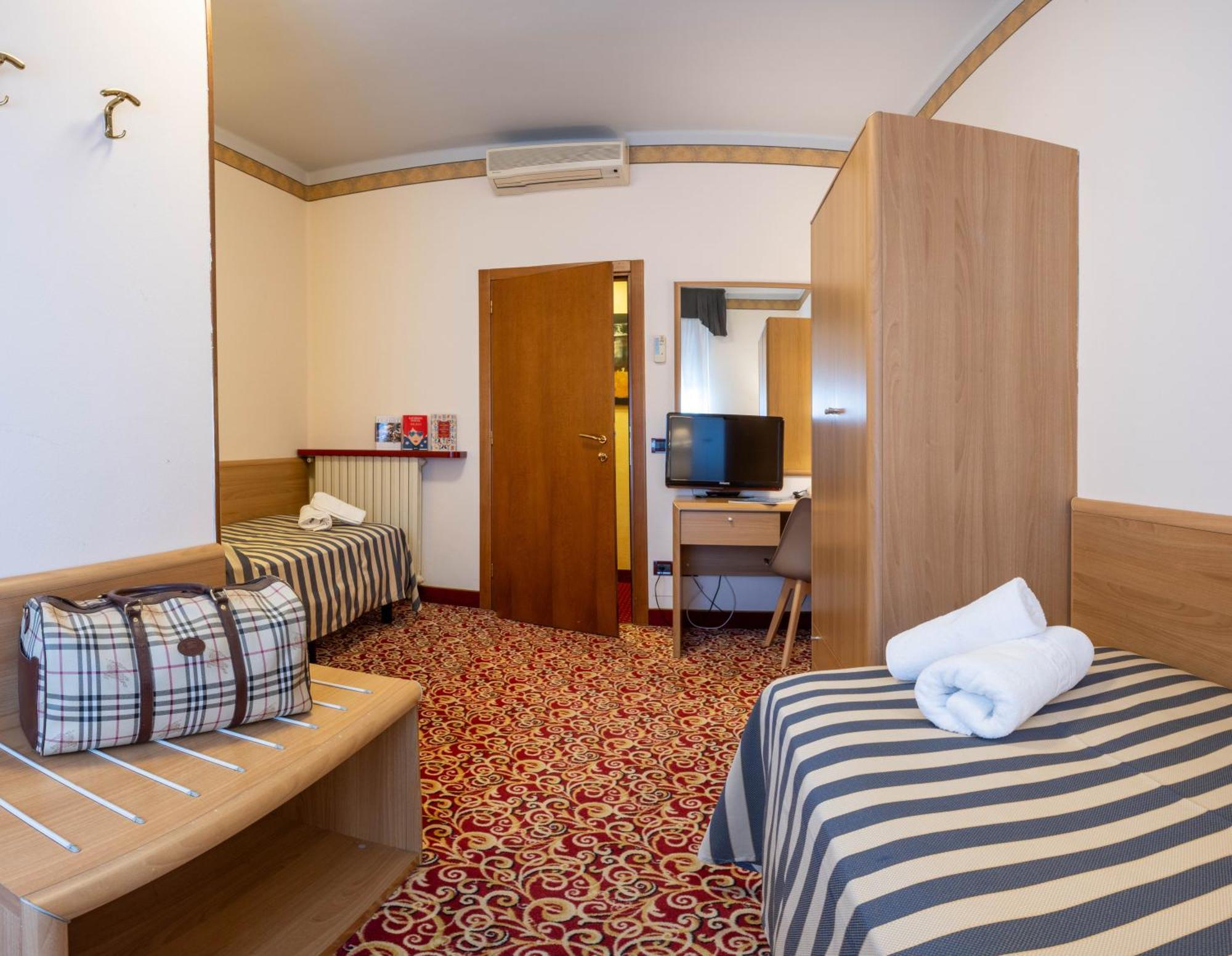 Hotel Giardinetto Desenzano del Garda Bagian luar foto