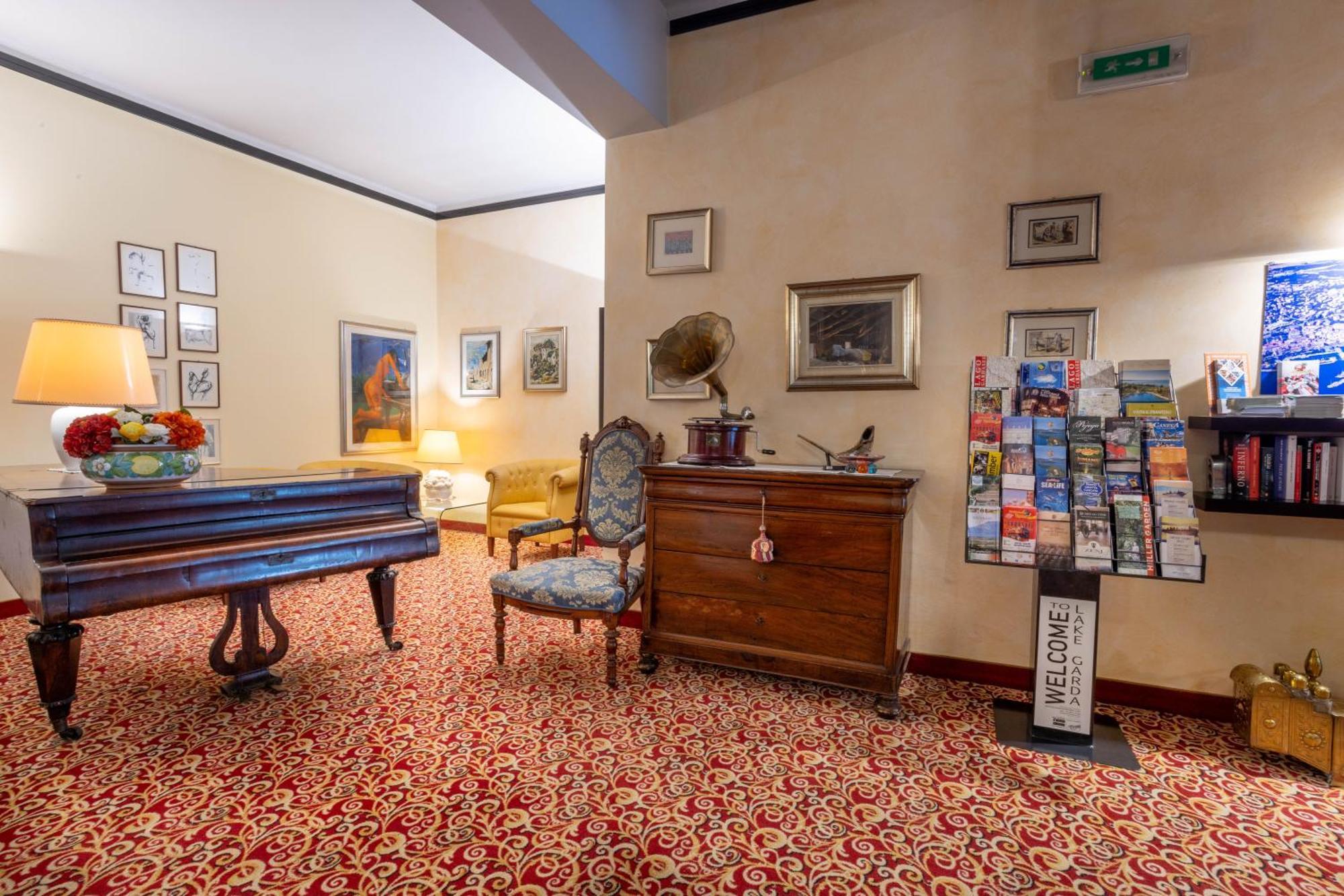 Hotel Giardinetto Desenzano del Garda Bagian luar foto