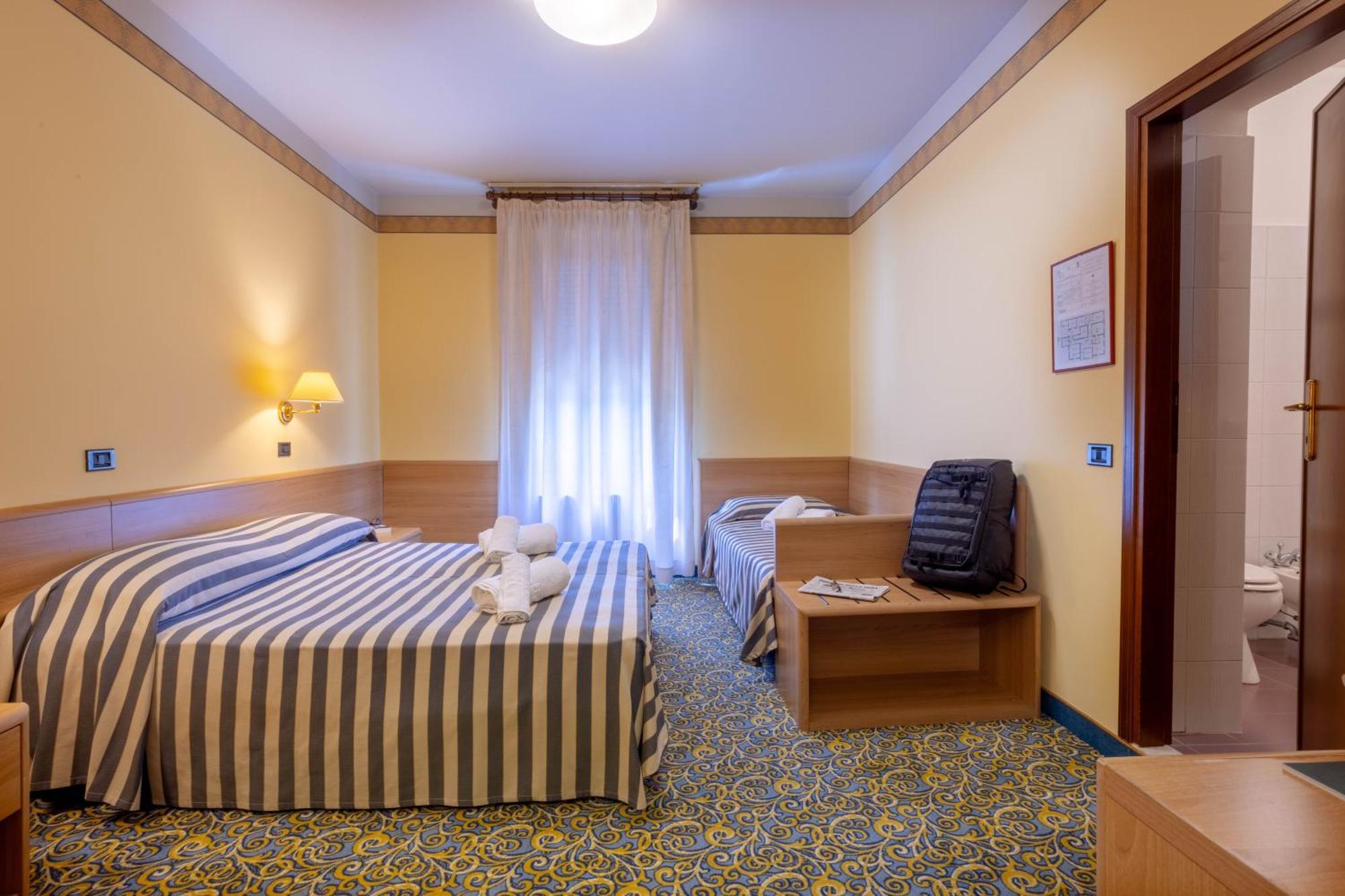 Hotel Giardinetto Desenzano del Garda Bagian luar foto