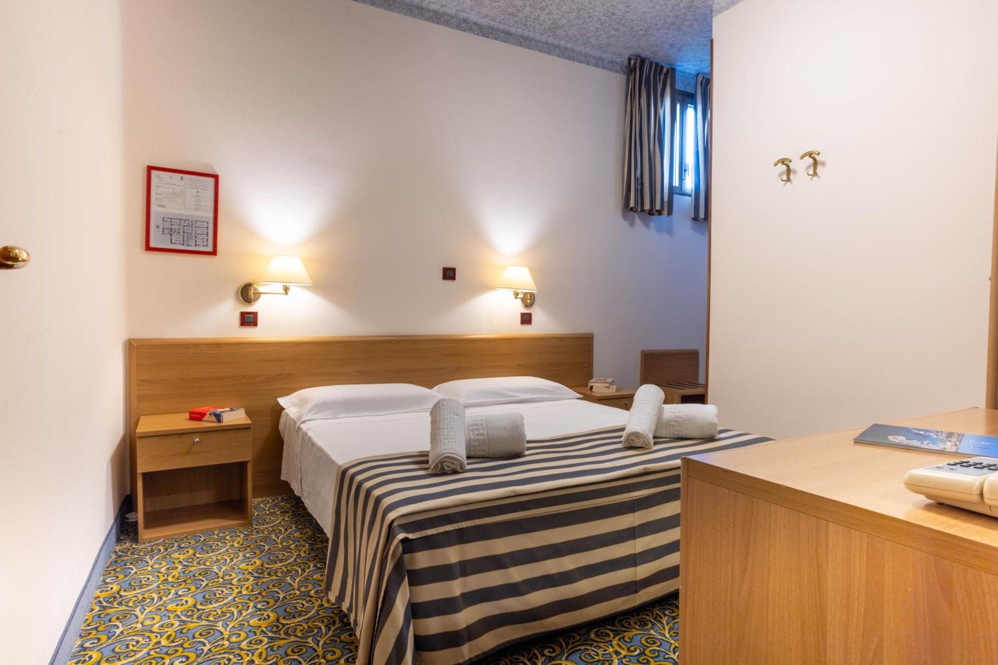Hotel Giardinetto Desenzano del Garda Bagian luar foto