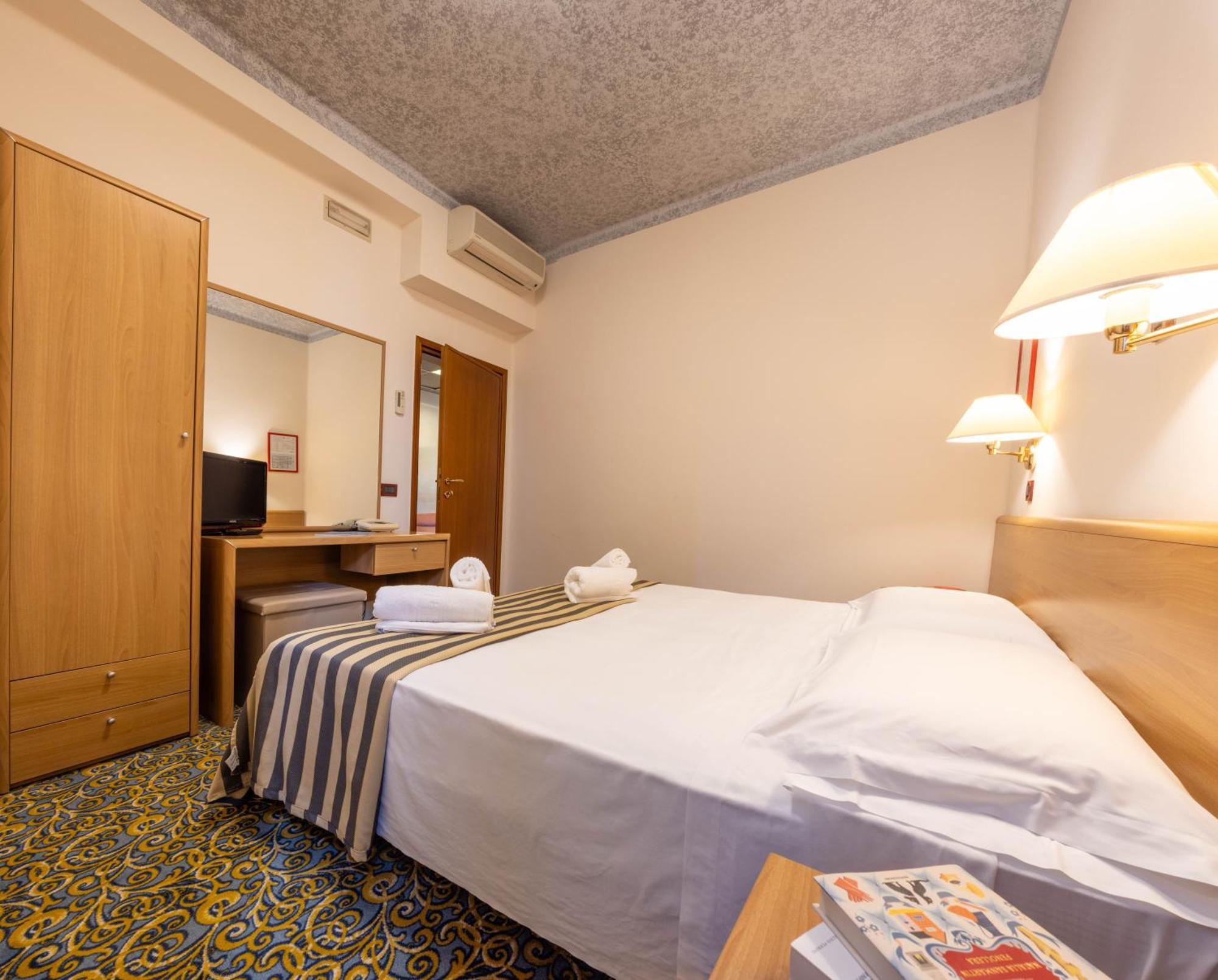 Hotel Giardinetto Desenzano del Garda Bagian luar foto