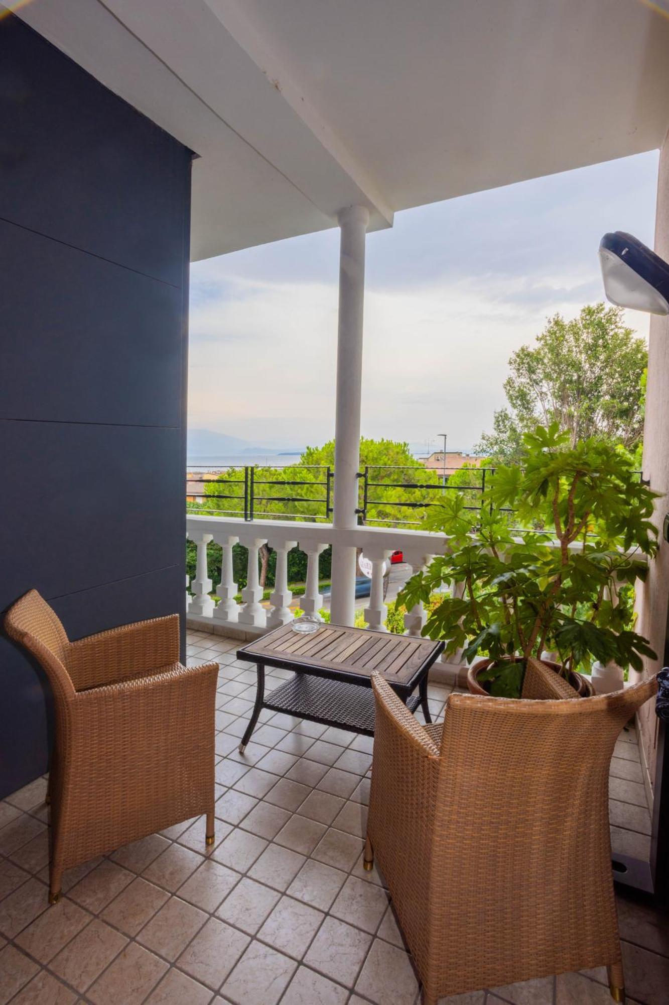 Hotel Giardinetto Desenzano del Garda Bagian luar foto