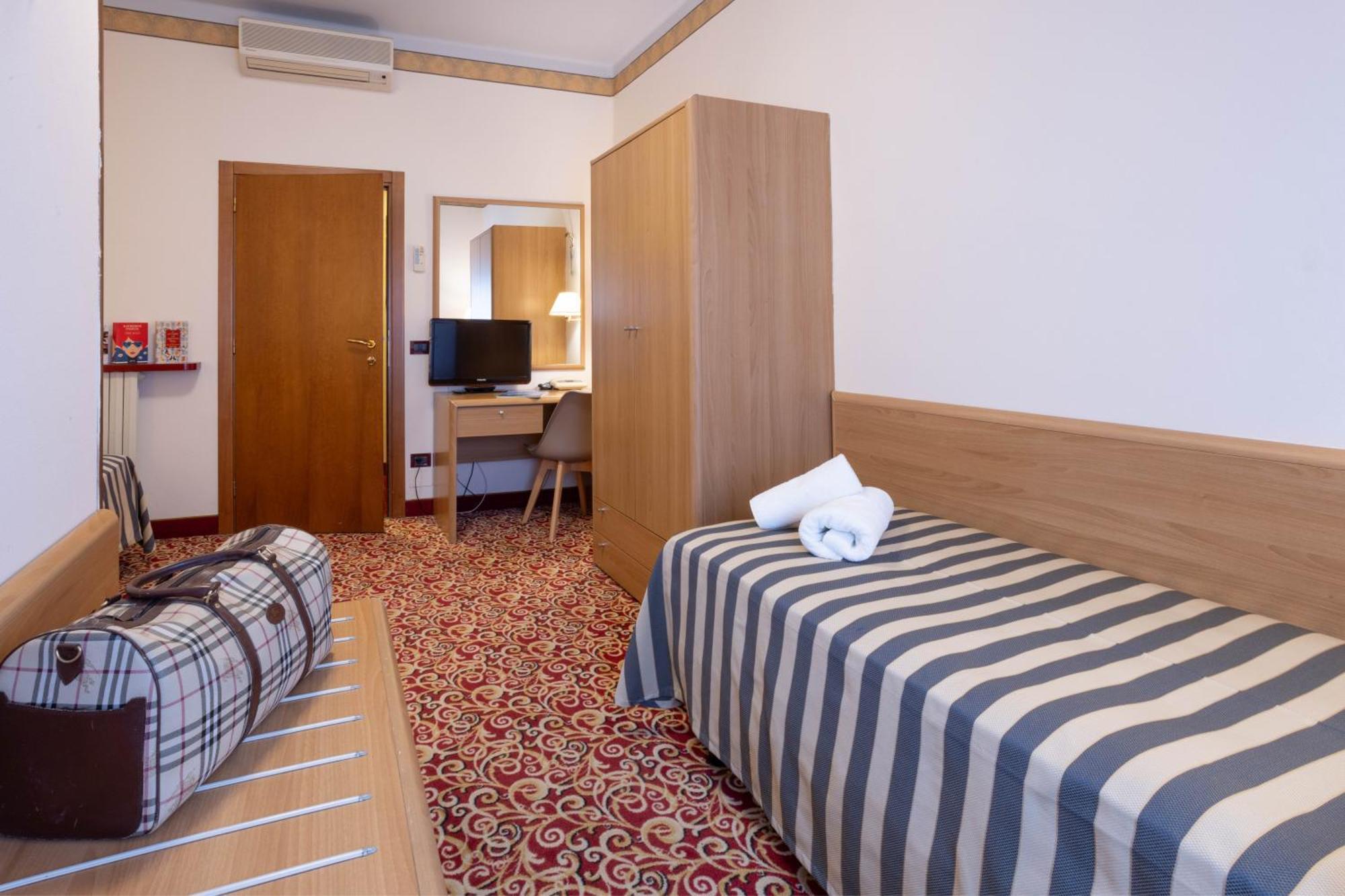 Hotel Giardinetto Desenzano del Garda Bagian luar foto