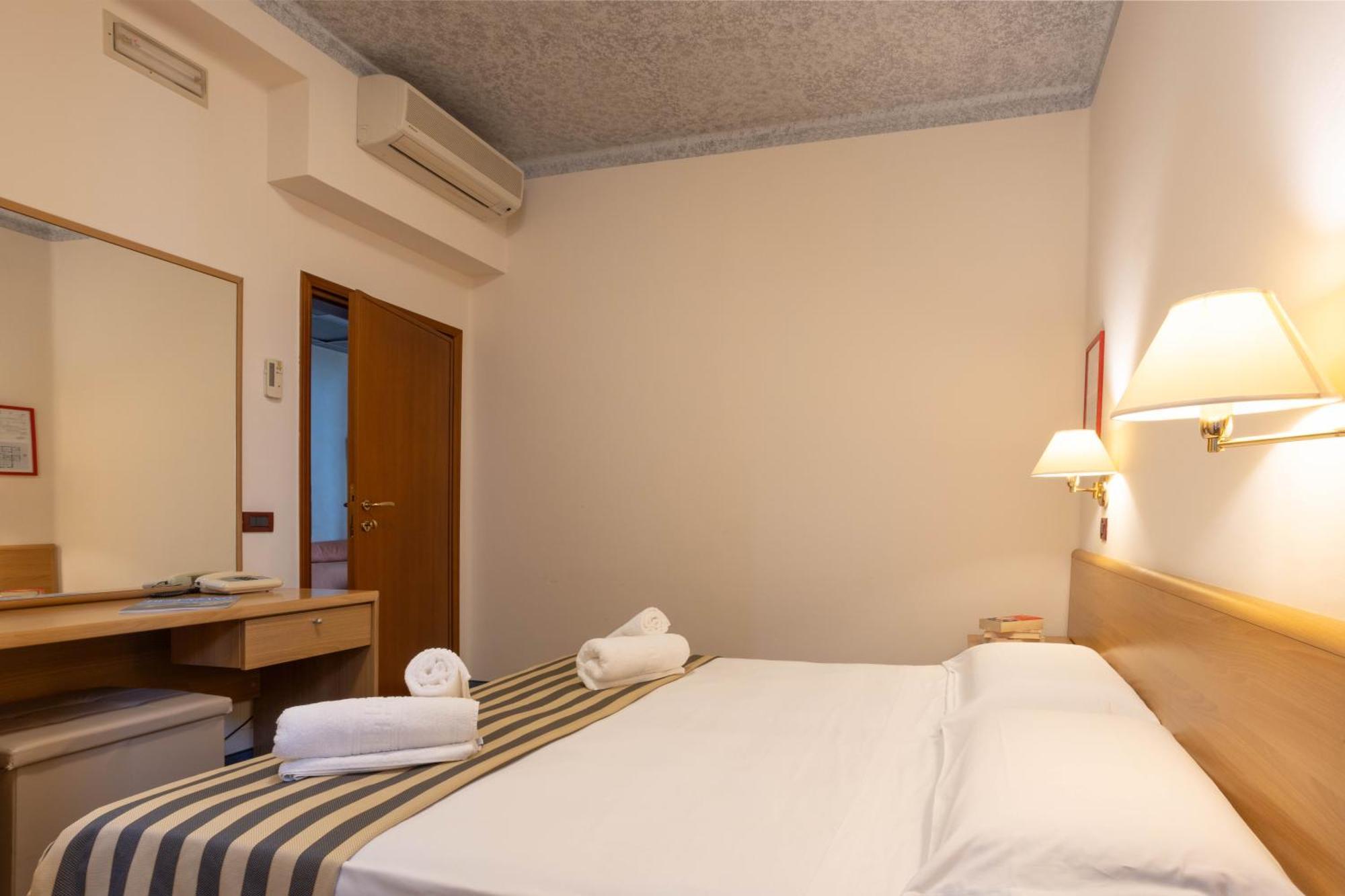 Hotel Giardinetto Desenzano del Garda Bagian luar foto