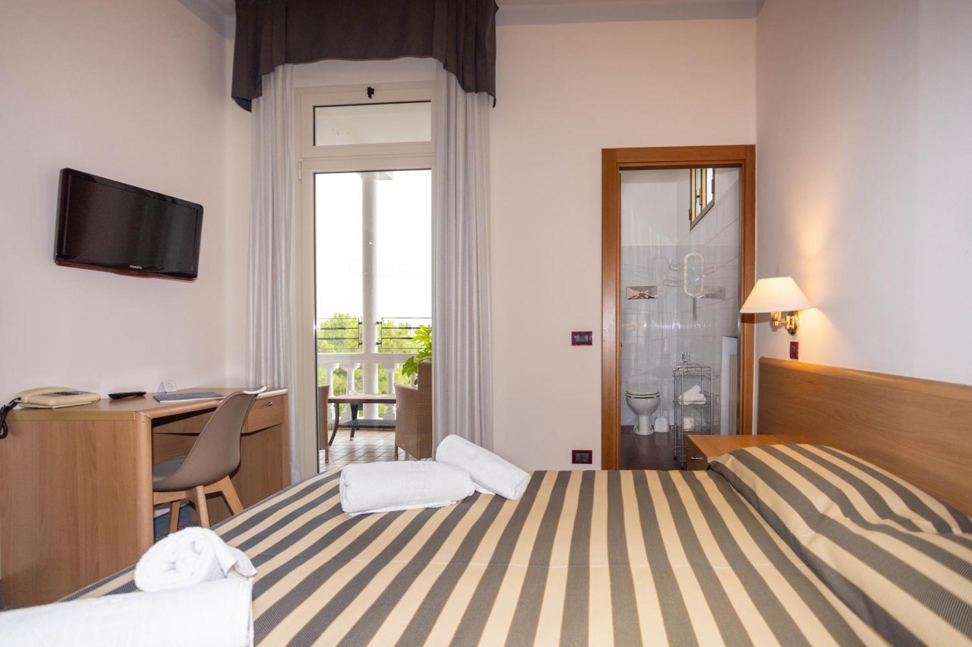 Hotel Giardinetto Desenzano del Garda Bagian luar foto