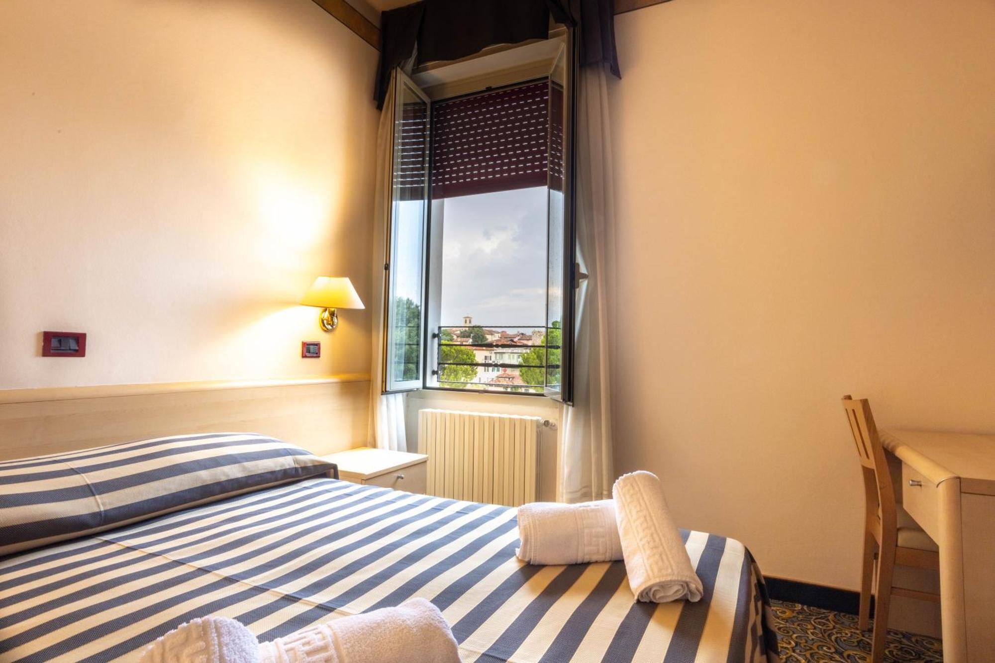 Hotel Giardinetto Desenzano del Garda Bagian luar foto