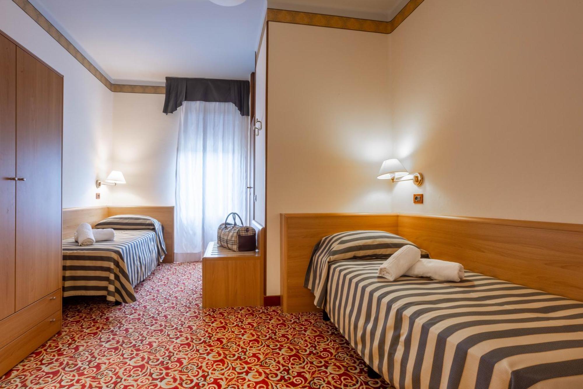 Hotel Giardinetto Desenzano del Garda Bagian luar foto