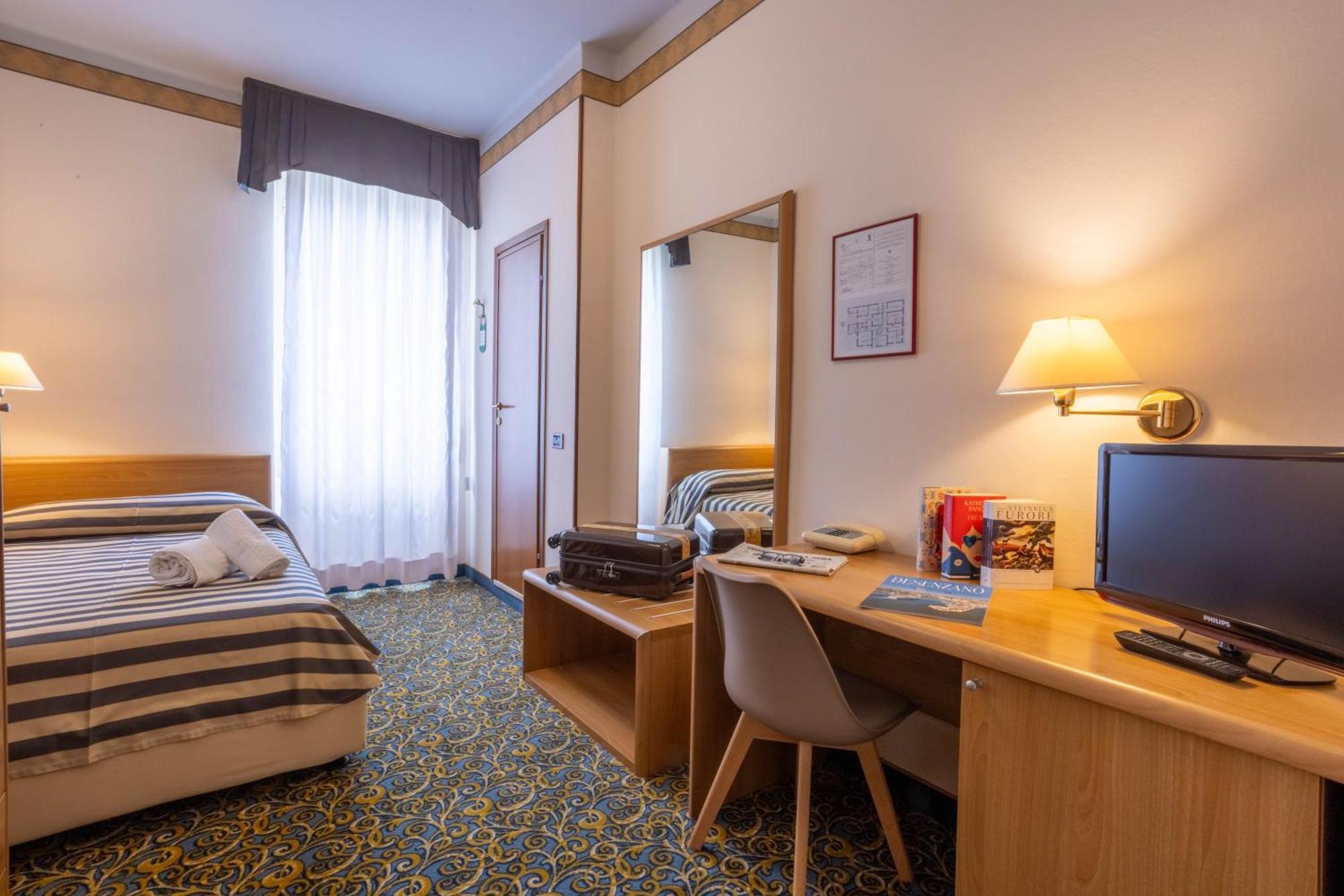 Hotel Giardinetto Desenzano del Garda Bagian luar foto