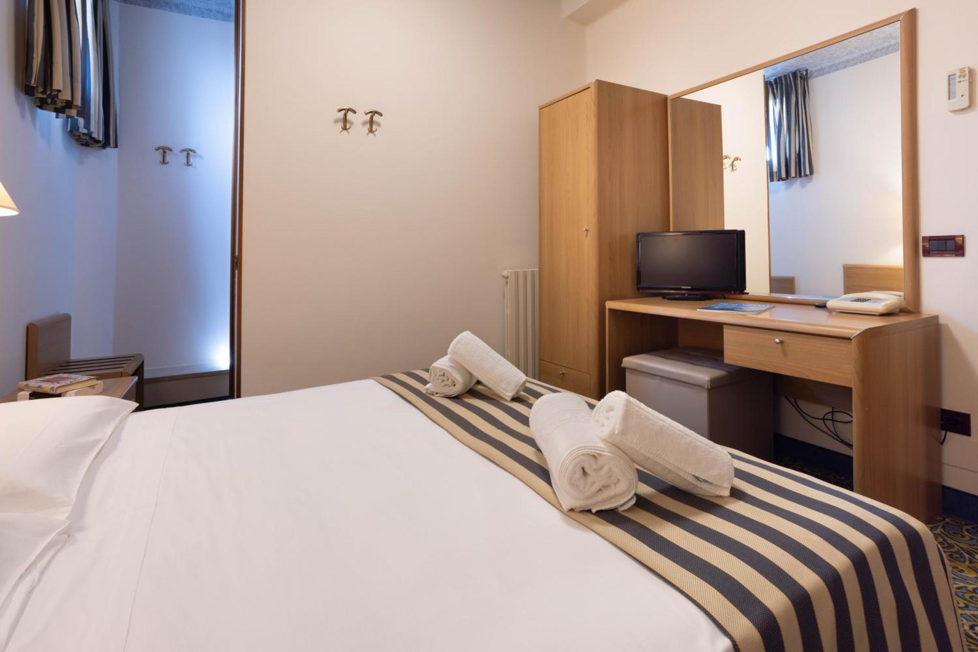 Hotel Giardinetto Desenzano del Garda Bagian luar foto