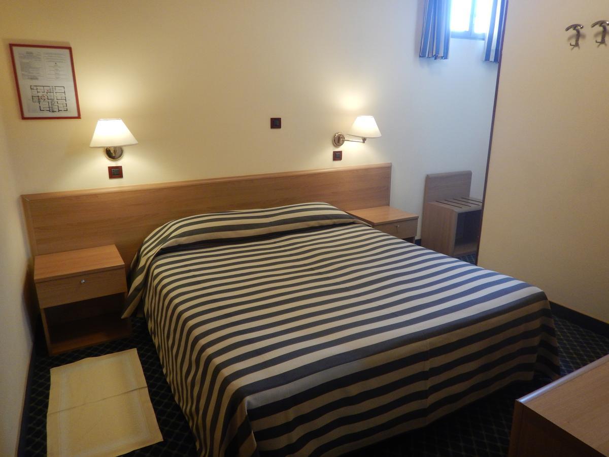Hotel Giardinetto Desenzano del Garda Bagian luar foto