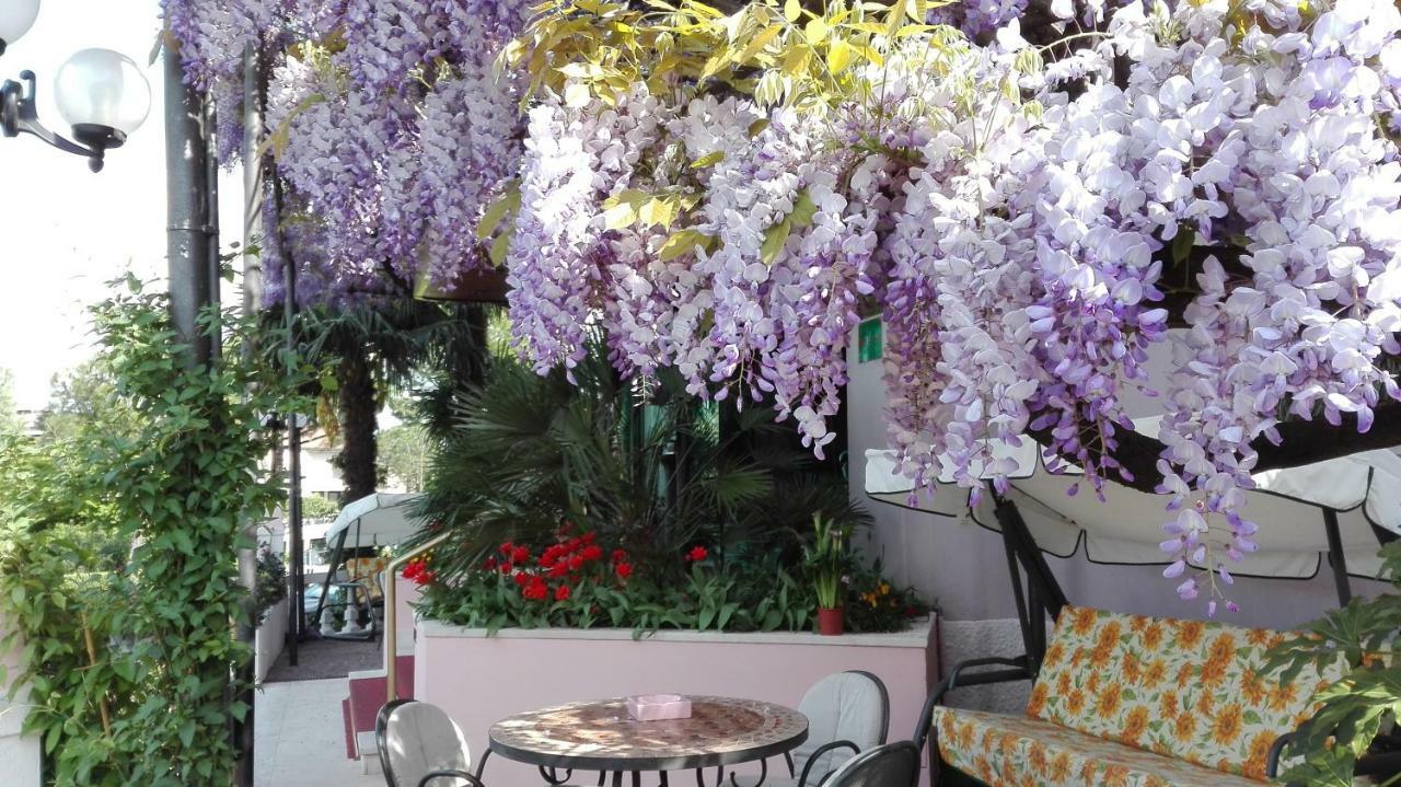 Hotel Giardinetto Desenzano del Garda Bagian luar foto