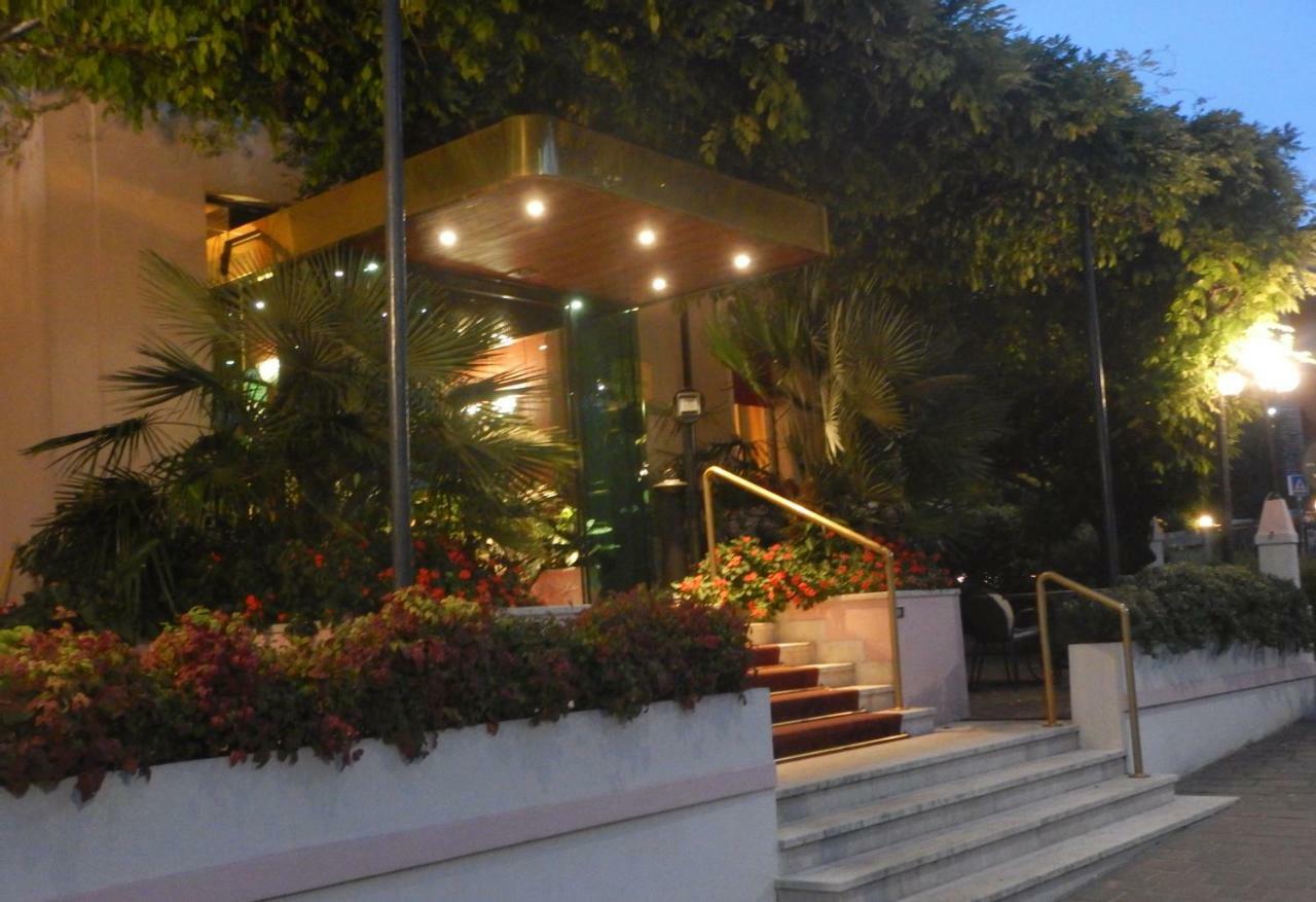 Hotel Giardinetto Desenzano del Garda Bagian luar foto