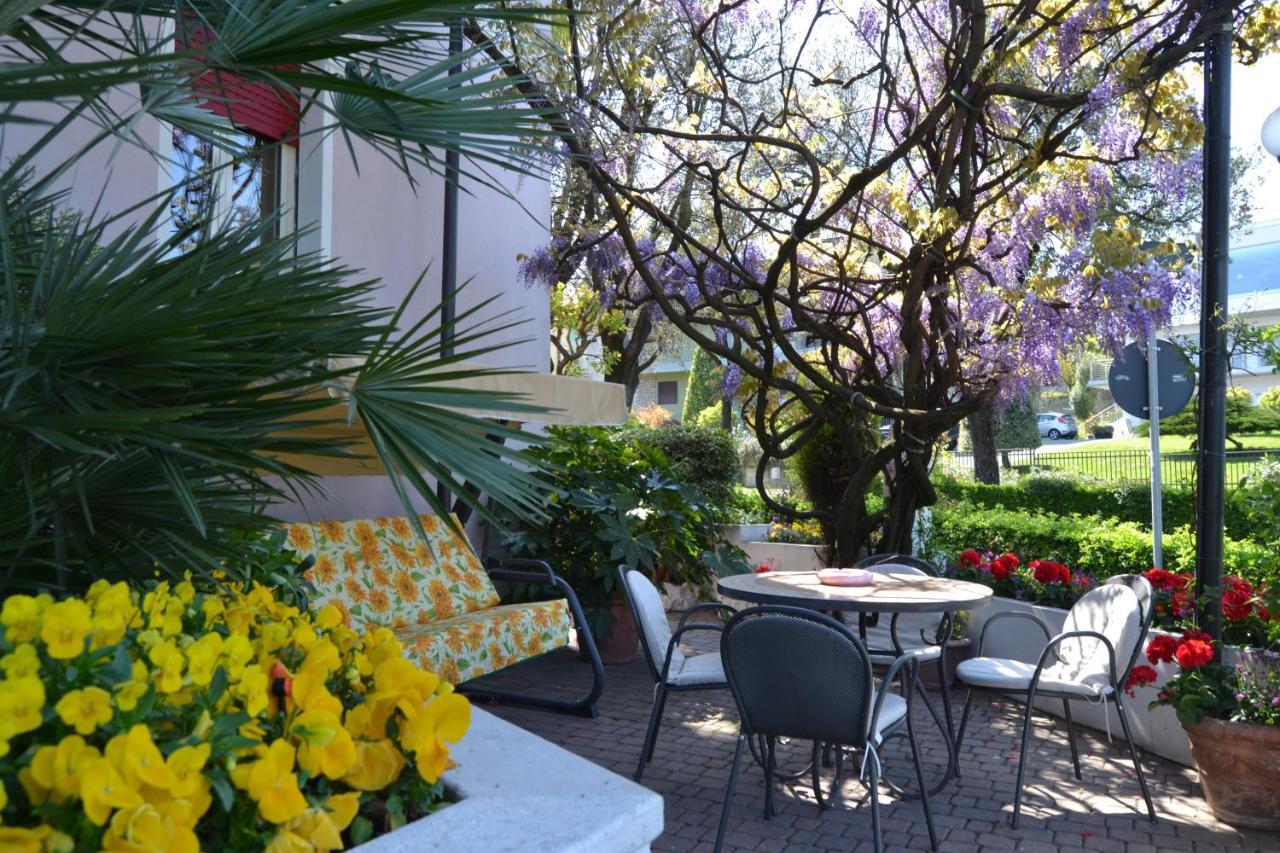 Hotel Giardinetto Desenzano del Garda Bagian luar foto